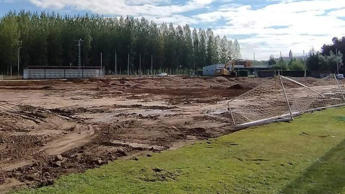 Las obras del campo de fútbol avanzan en Valencia de Don Juan. DL