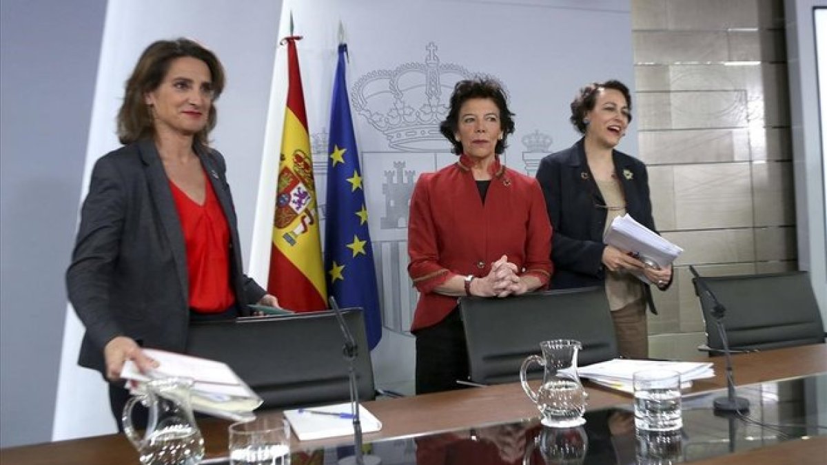 Rueda de prensa posterior a la reunión del Consejo de Ministros de la Ministra Portavoz Isabel Celaá y las ministras Magdalena Valerio y Teresa Ribera.