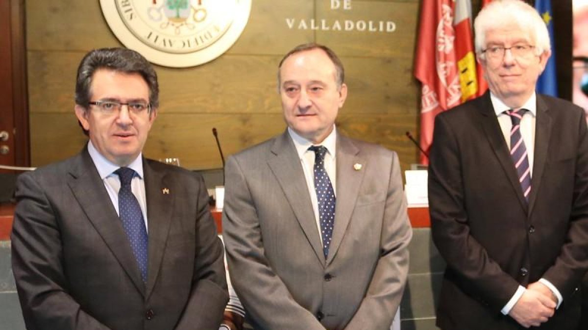 Los rectores de las Universidades de León, Valladolid y Burgos, José Ángel Hermida, Daniel Miguel, y Alfonso Murillo, hoy en la presentación del Master en Habilidades para la Gestión del Patrimonio Cultural