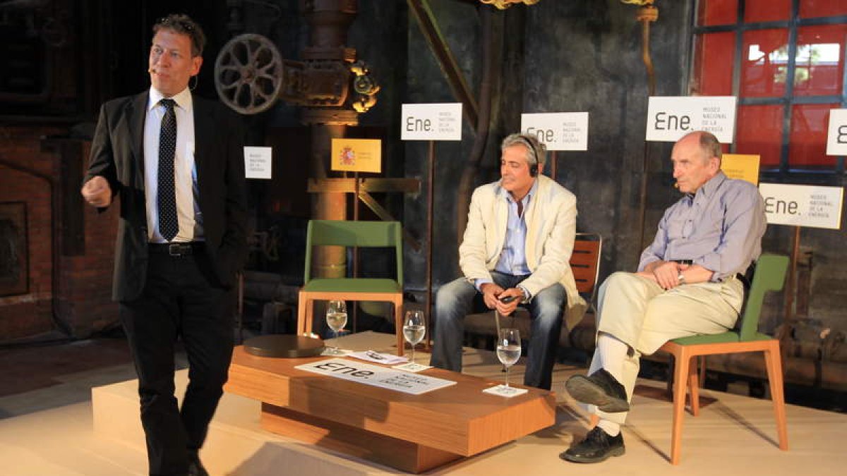 Jeffrey Hangst, José Ángel Azuara y Vaclal Smil, ayer en la nave de calderas de Ene.térmica.