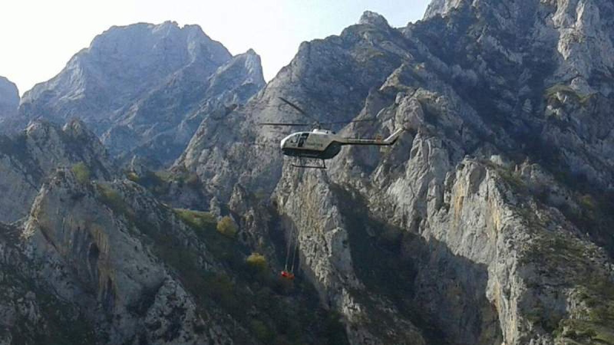 Imagen de archivo de la actuación del helicóptero del Greim en el rescate de un montañero en la Ruta del Cares. DL