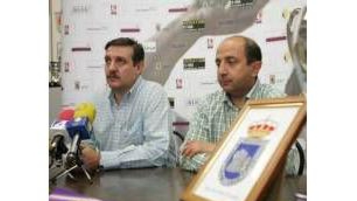 Juan Arias y Francisco Castañón durante la presentación del trofeo