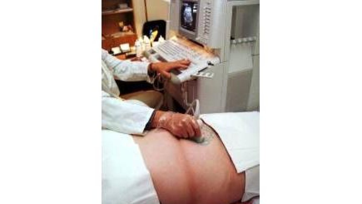 Un ginecólogo realiza una ecografía a una embarazada