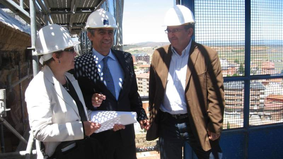 Biaín, junto al ex gerente, Álvarez Courel, y el arquitecto Antonio Paniagua, en foto de archivo. ALMANZA