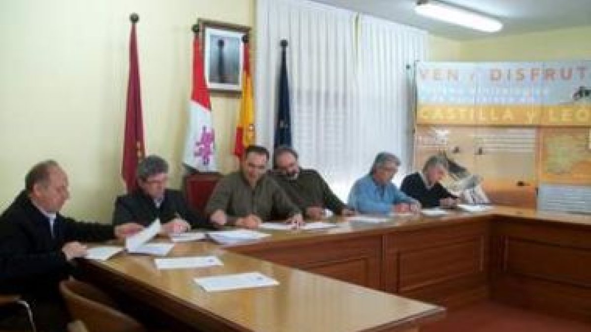 Firma del convenio de integración en Trino de los nuevos socios, ayer en Valderas.