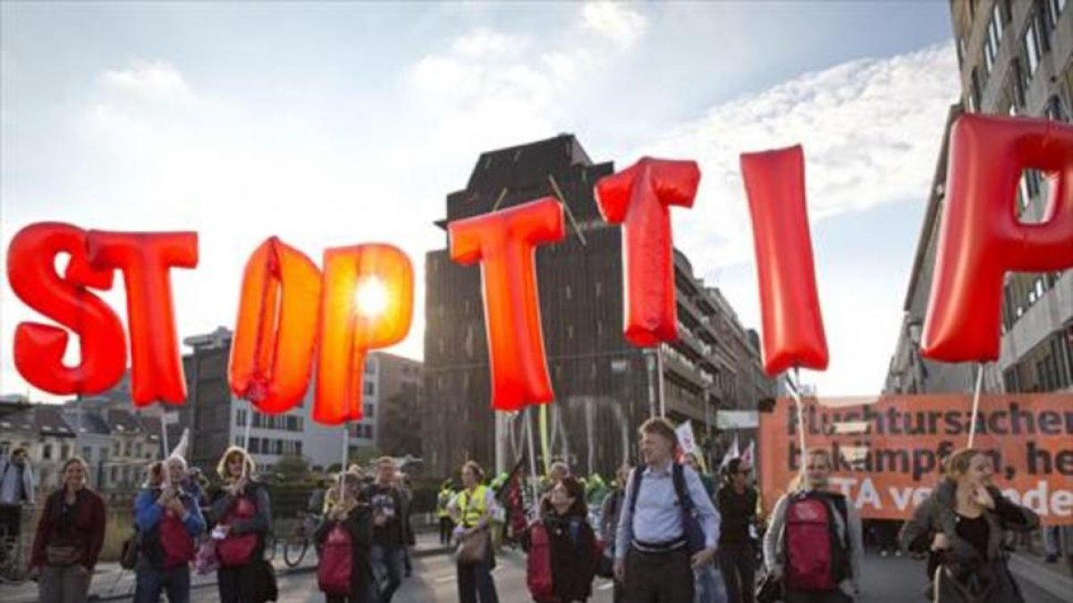 Unos manifestantes portan globos con los que piden que se pare el TTIP, esta semana en Bruselas.