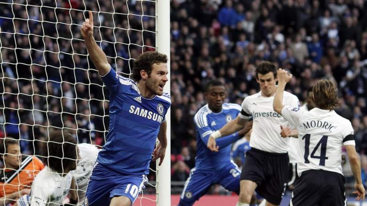 Mata celebra su gol al Tottenham durante el partido de semifinales de la Copa Inglesa.