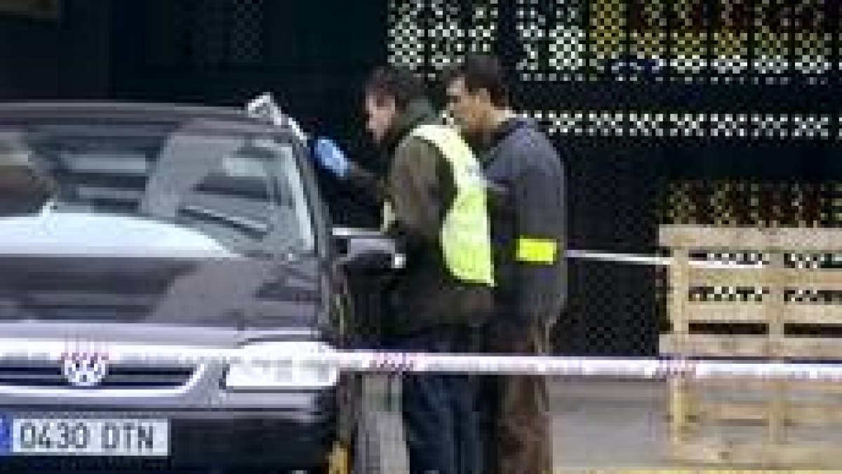Unos policías inspeccionan el coche en el que viajaba el hombre muerto