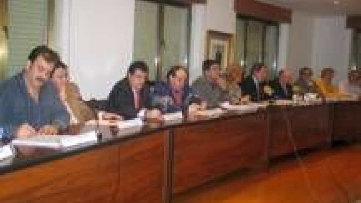 La mesa moderada por María Ángeles Cebrones reunió a sindicalistas, empresarios y alcaldes en Torre
