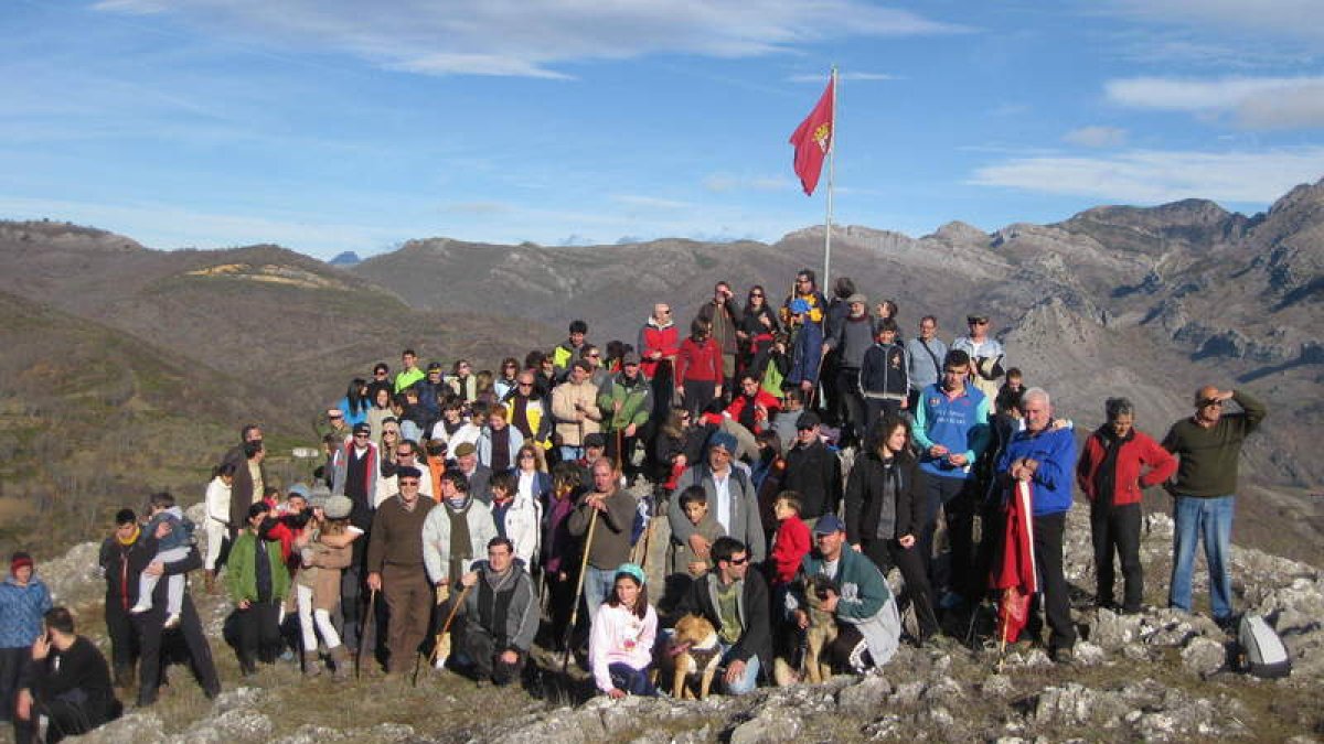 Casi doscientas personas ascendieron al mirador, a 1.500 metros de altitud, para apreciar toda la belleza del valle.