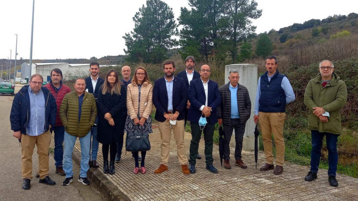 Imagen de los representantes del PP en el solar del Polígono Industrial de Bembibre. DL