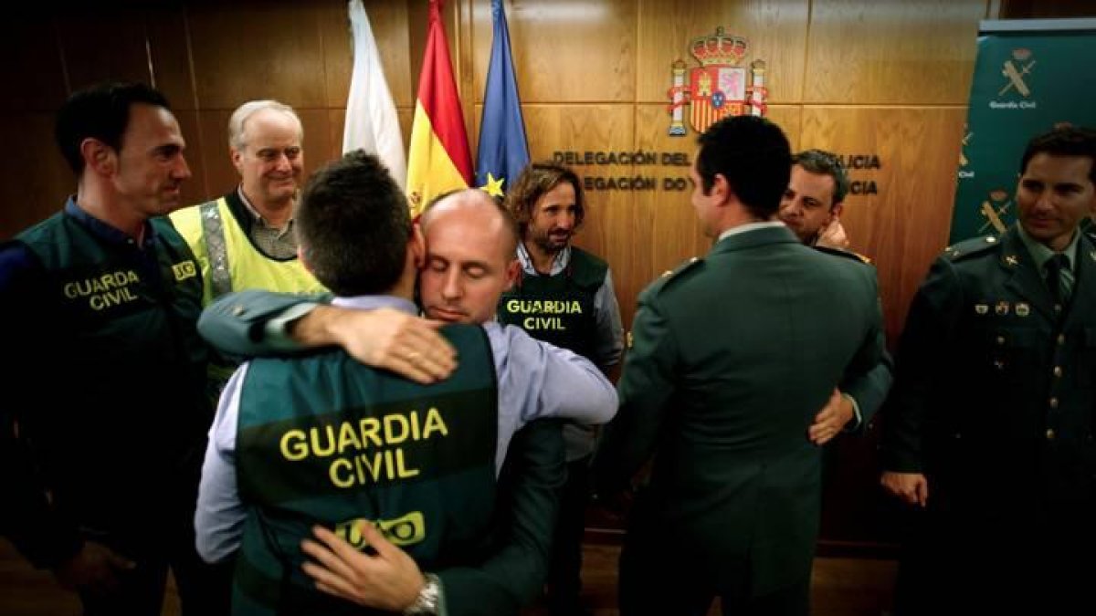 Agentes de la Guardia Civil se abrazan al término de la comparecencia ante los medios de comunicación