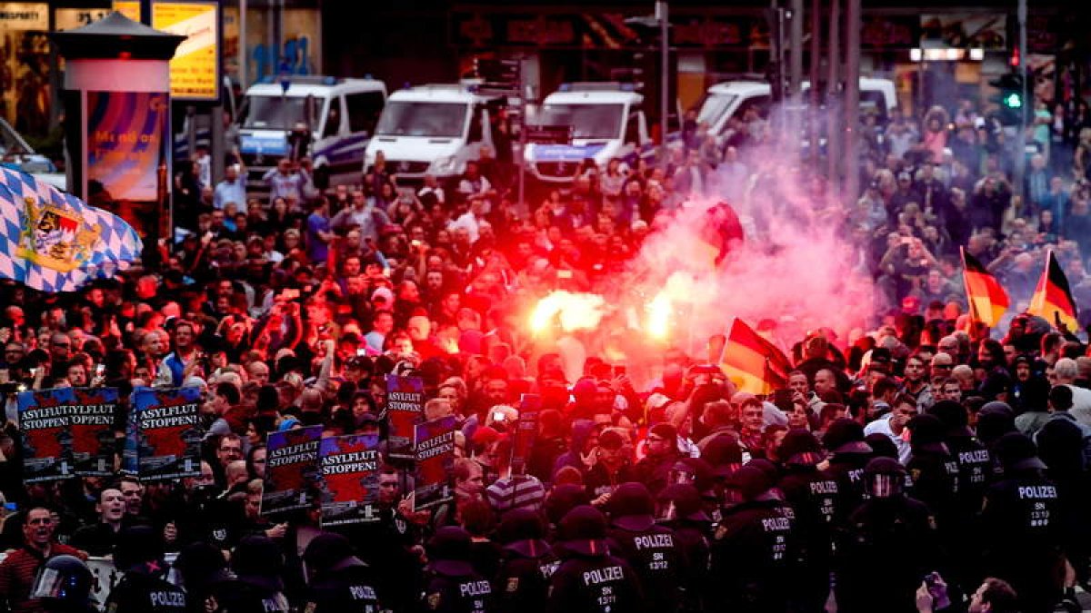 Manifestantes de derecha prenden bengalas mientras enfrentan a la policía antidisturbios. FPHILIP SINGER