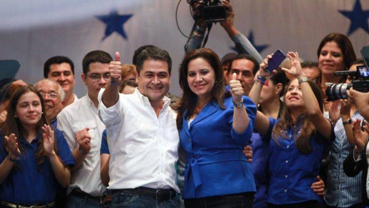 El candidato presidencial del gobernante Partido Nacional, Juan Orlando Hernández (c-i) y su esposa Ana de Hernández.