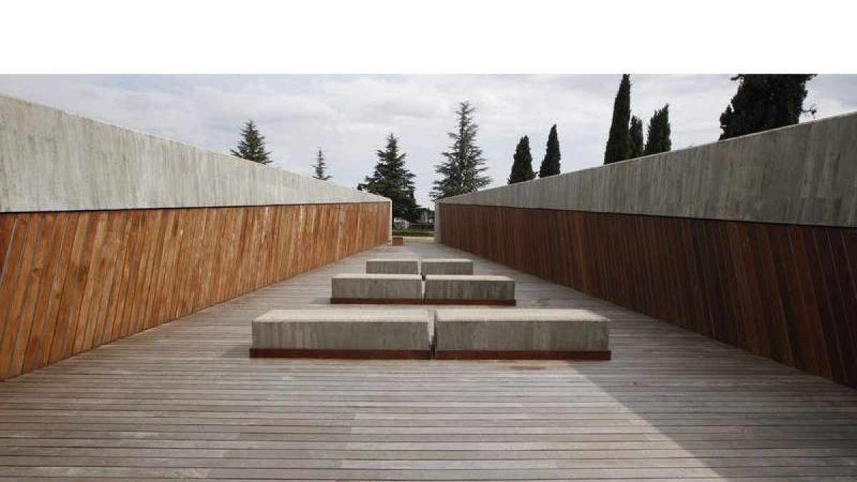 Estado que presenta el Monumento de los represaliados en el cementerio de León, en una imagen reciente.