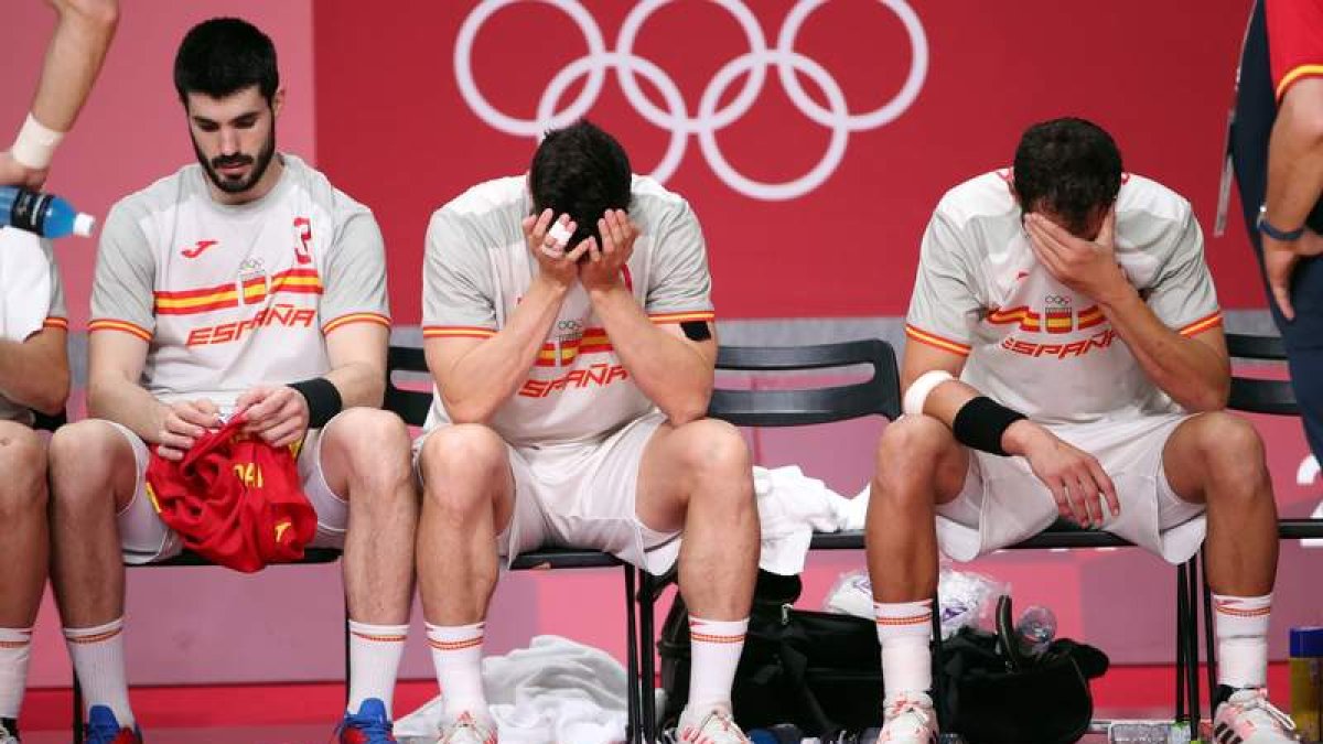 El gesto de los jugadores en el banquillo español lo dice todo tras la derrota ante Dinamarca. ZENKOVICH