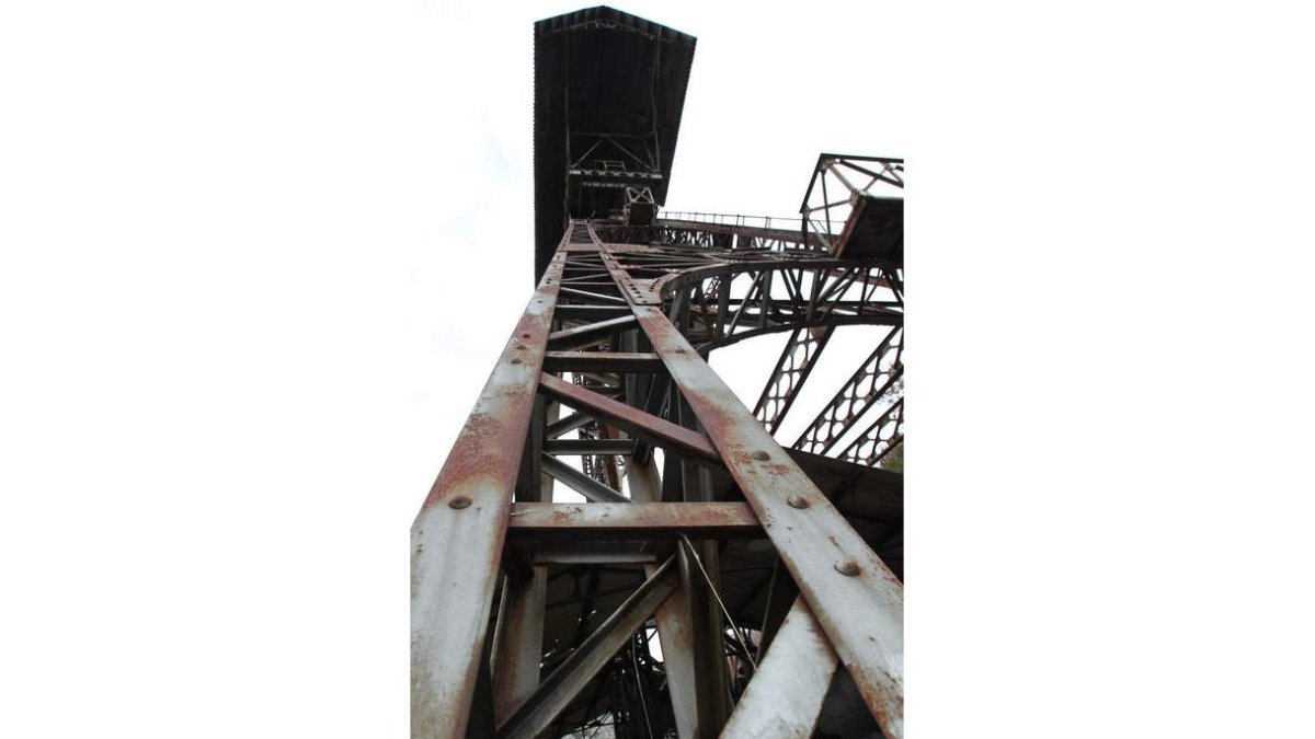 El impresionante castillete del Pozo Ibarra, una especie de ‘torre Eiffel’ de la minería