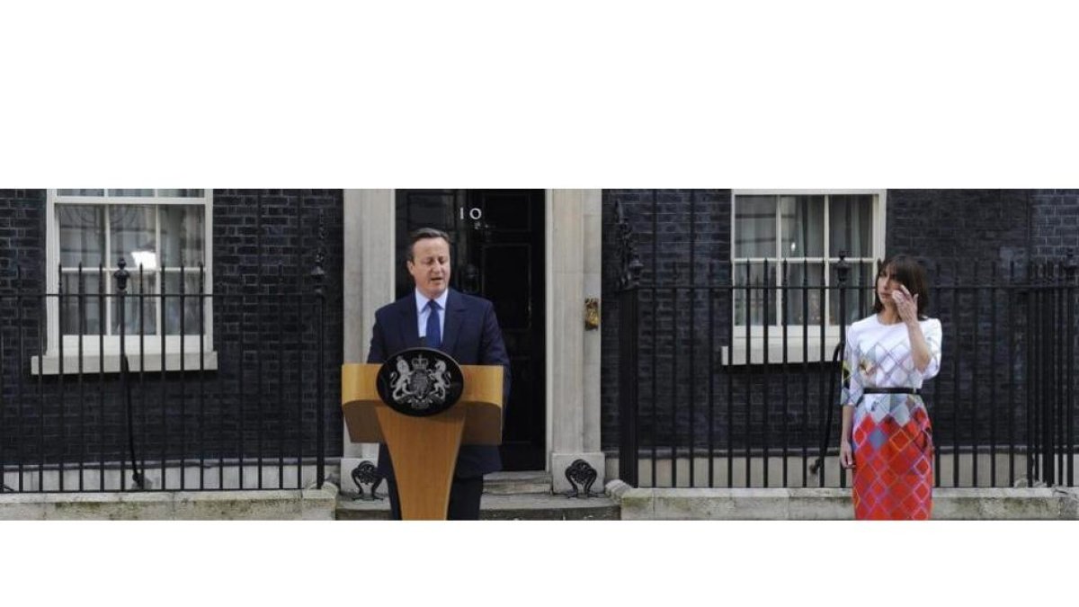 El primer ministro británico, David Cameron, anuncia su intención de dimitir en octubre junto a su esposa, Samatha Cameron