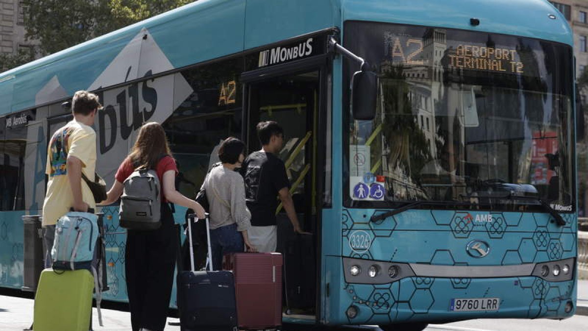 Pasajeros a punto de tomar rumbo a un aeropuerto. efe