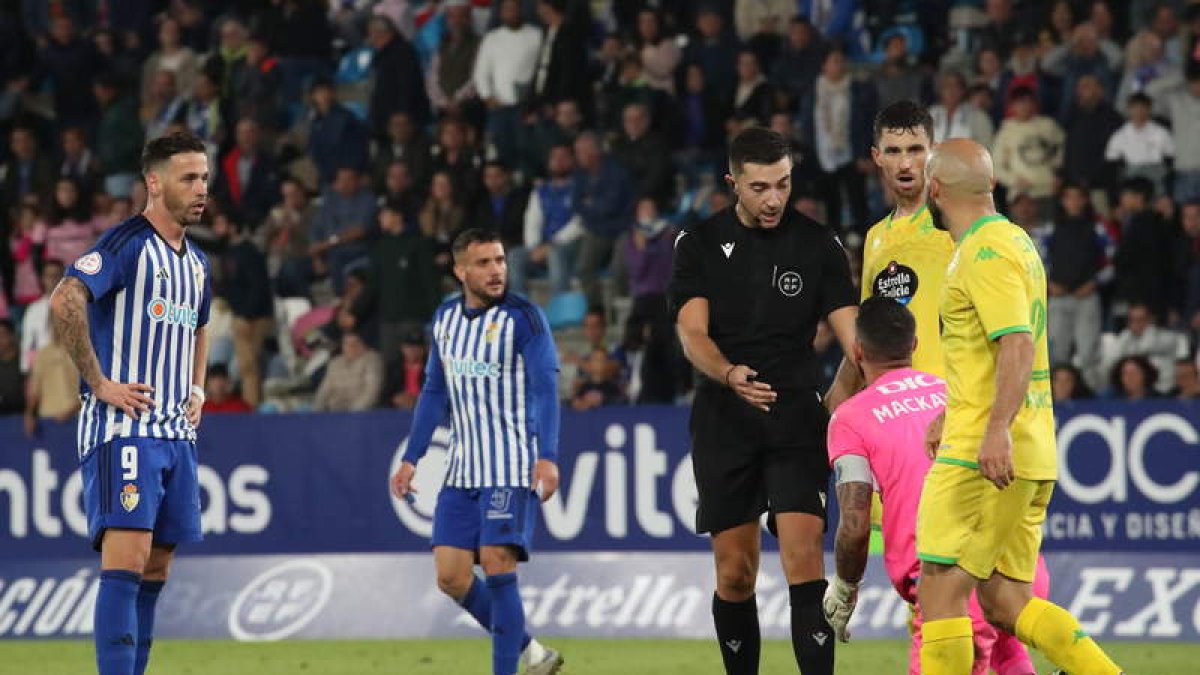 Mackay y Paris Adot reclaman fuera de juego en la acción del 1-0. AFB