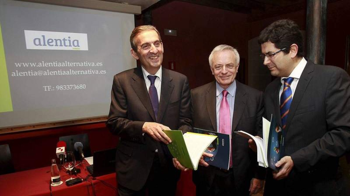 Sebastián Arias, con Gerardo Gutiérrez y Eduardo Estévez (EFCyL), el día de la presentación de Alentia.