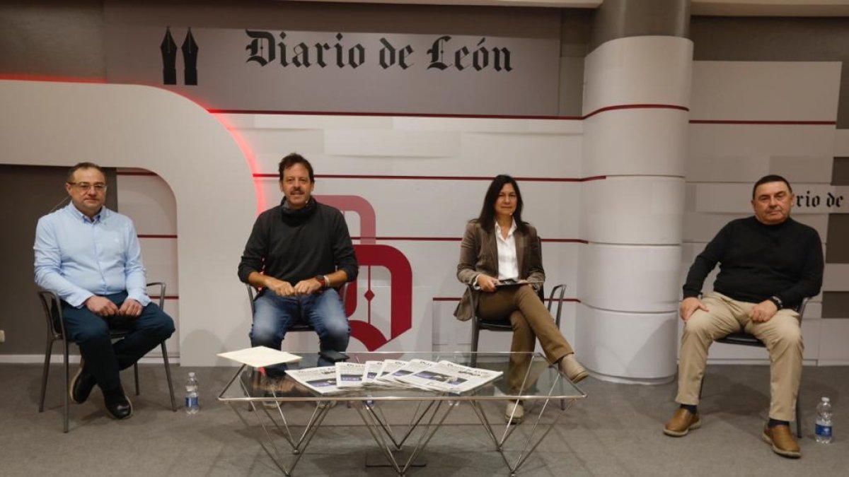 Julio César Fernández, Paco Fernández, Pilar Infiesta y Enrique Busto, en la mesa redonda 'Comercio local, comercio de proximidad'. RAMIRO
