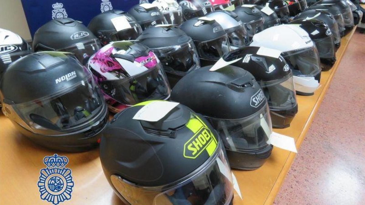 La Polícia Nacional recupera 35 cascos de motocicleta que habían sido robados en Madrid.