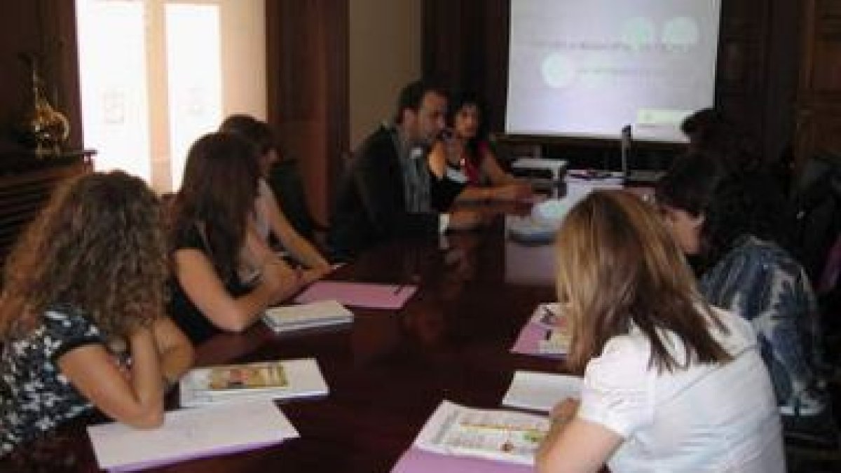 Imagen de la reunión de ayer en el Ayuntamiento de León