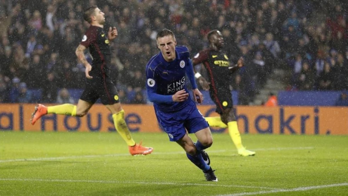 Jamie Vardy celebra su tercer gol ante el Manchester City.