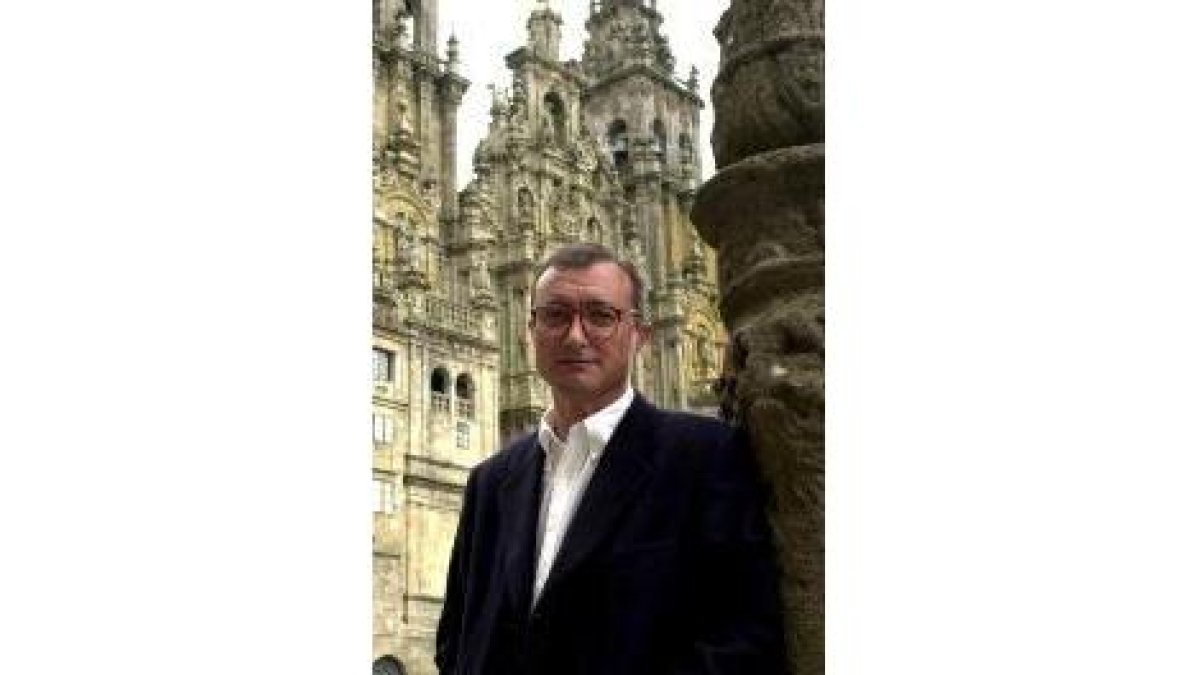 El escritor Arturo Pérez-Reverte en la Plaza del Obradoiro de Santiago