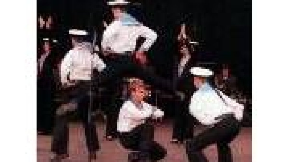 Los bailarines del Ejército Ruso realizan auténticas piruetas en el escenario