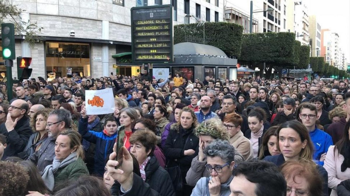 Más de 12.000 almerienses guardan cinco minutos de silencio en recuerdo de Gabriel Cruz.