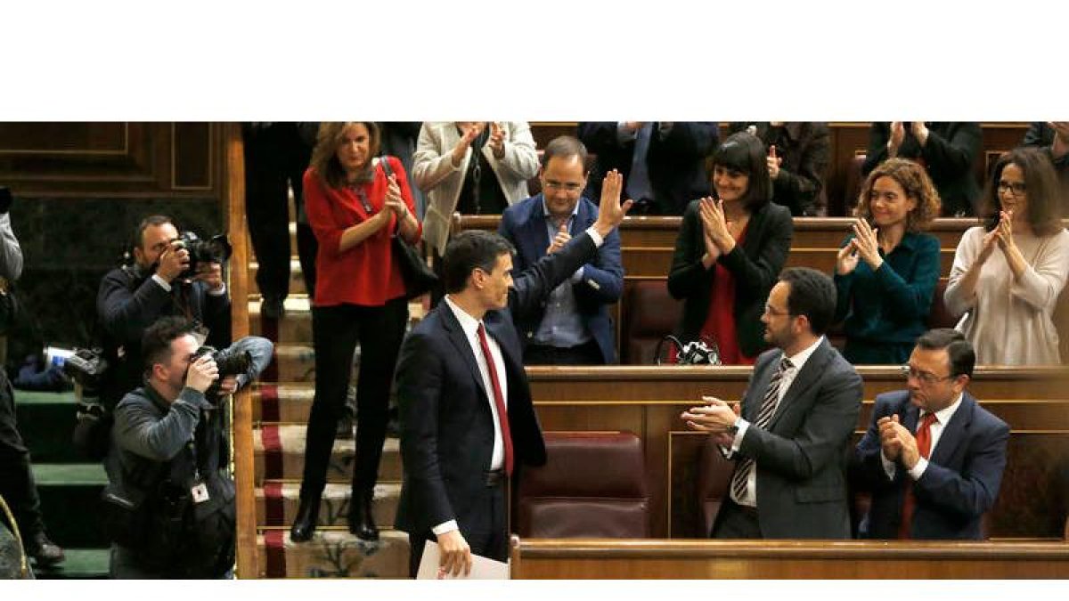 El secretario general del PSOE, Pedro Sánchez, saluda a sus compañeros de partido antes de abandonar el hemiciclo. BALLESTEROS