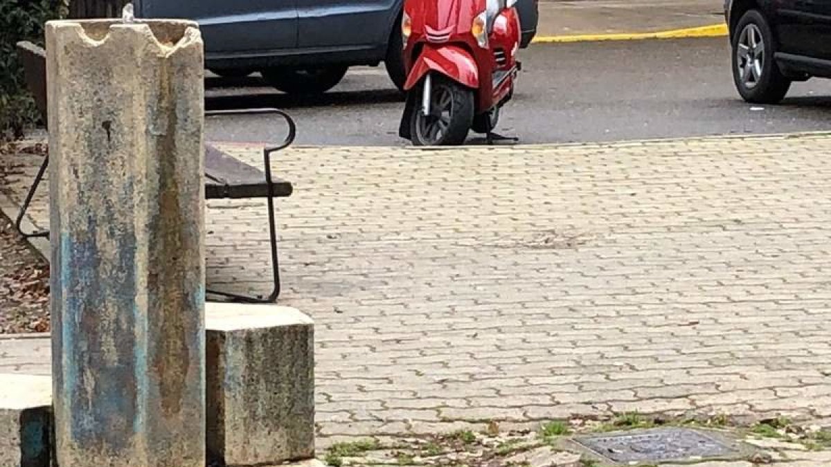 Imagen de la fuente y su entorno en la plaza de San Lorenzo.