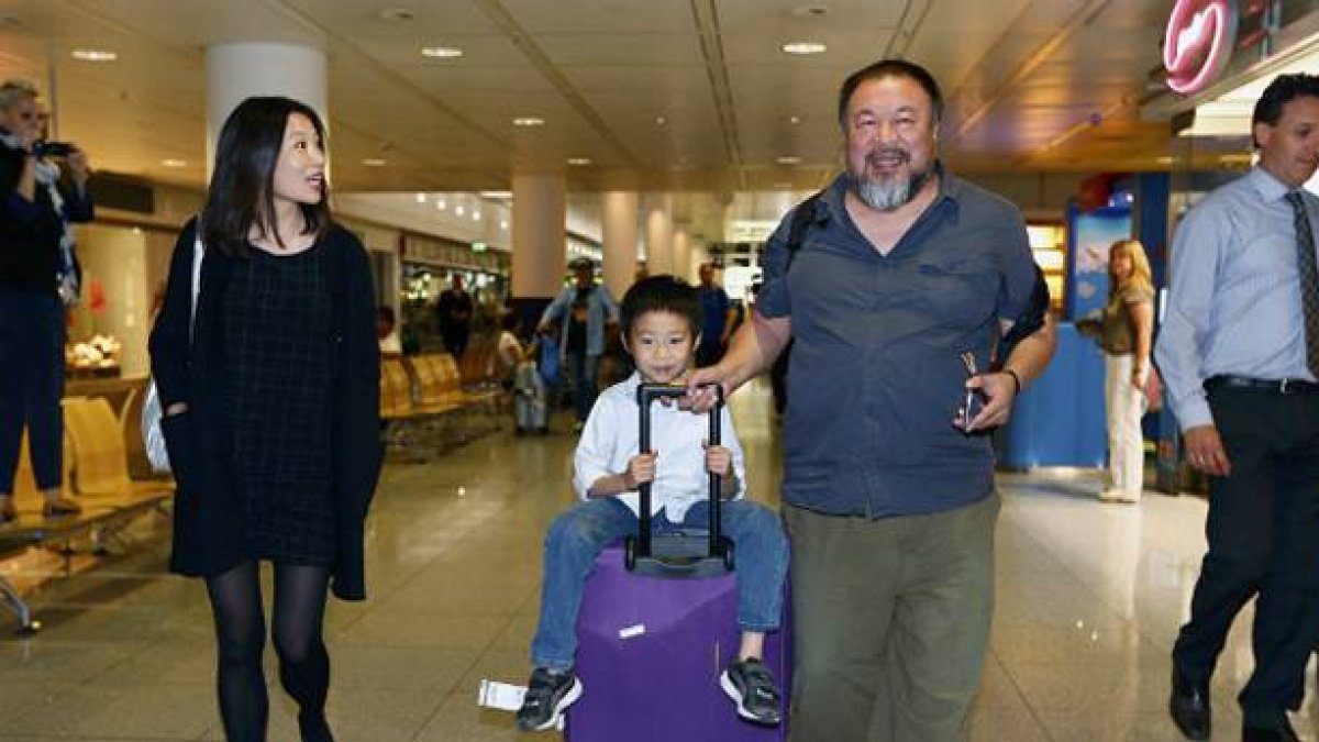 El artista y crítico del régimen chino, Ai Weiwei, con su hijo, Ai Lao, y su pareja, Wang Fen , a su llegada al aeropuerto de Múnich, este jueves.