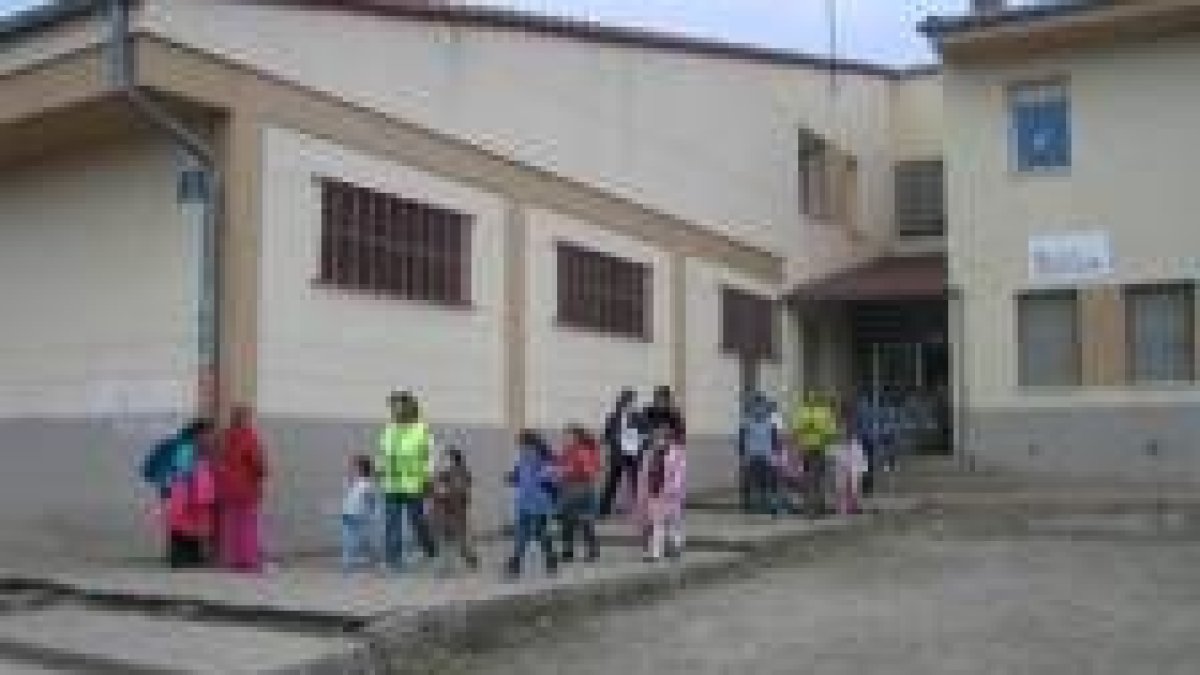 Los niños del colegio de Puente Almuhey a la salida de clase