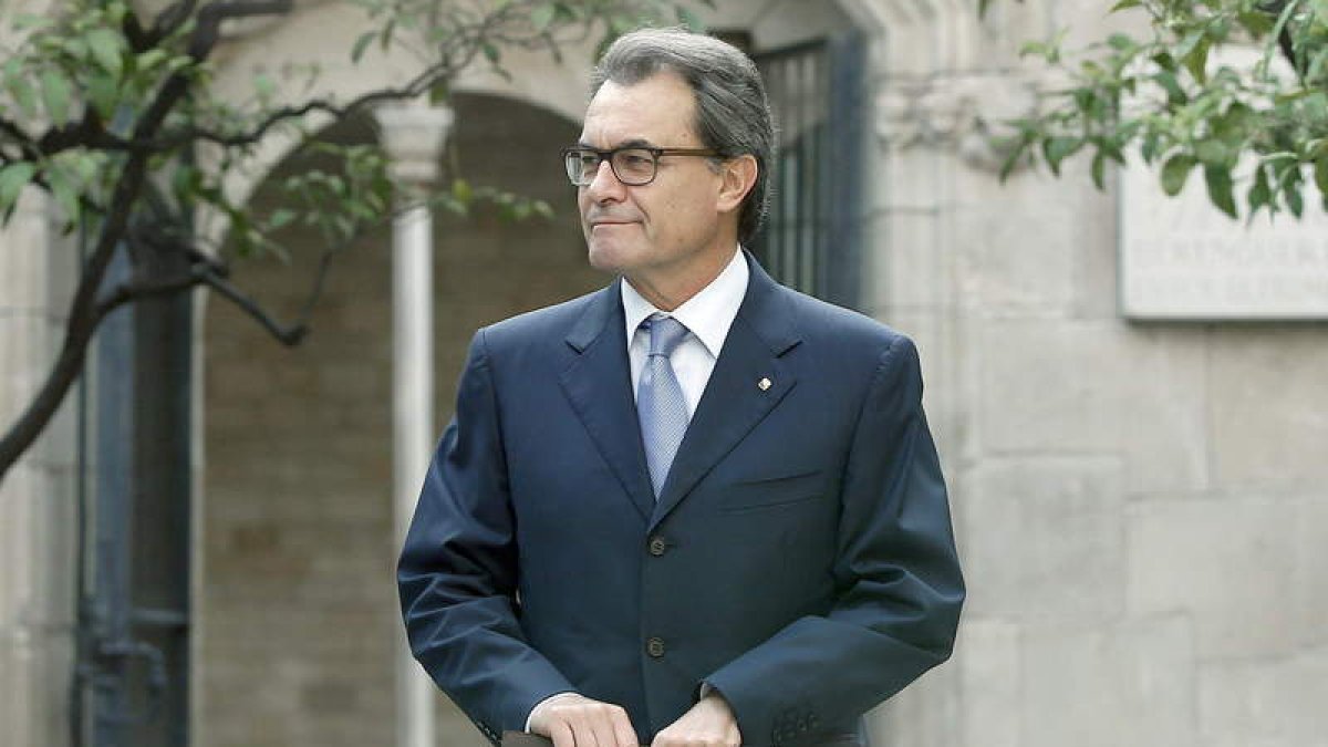 El presidente de la Generalitat vuelve a convocar a los partidos favorables a la consulta.