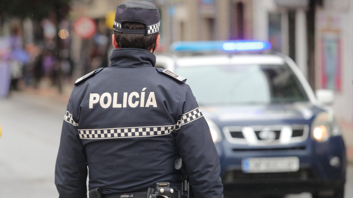 Un agente de la Policía Municipal de Ponferrada. L. DE LA MATA