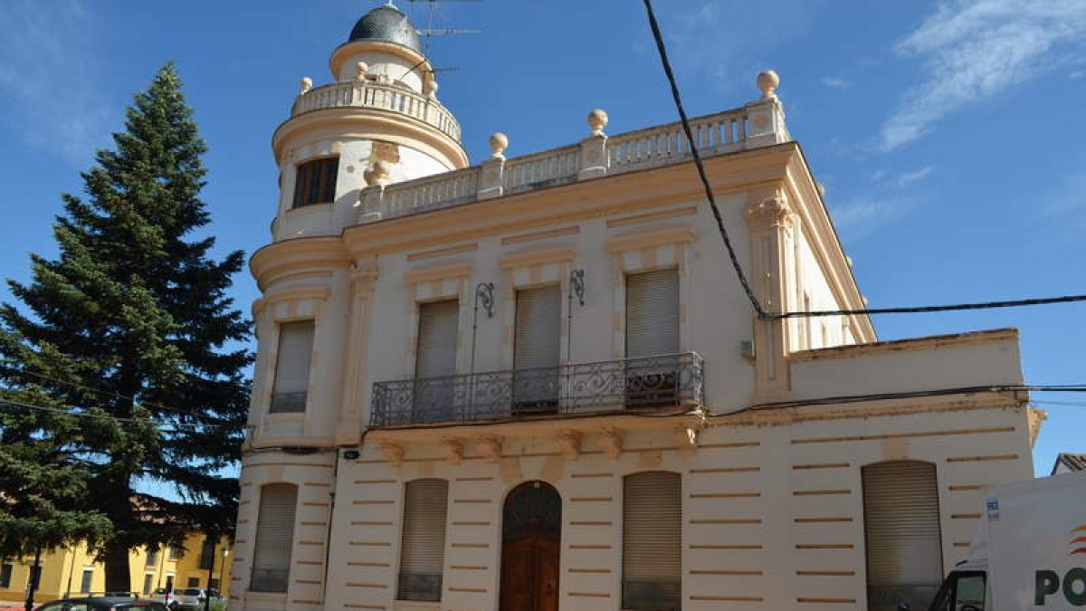 Palacete Eliseo Ortiz, un edificio de 1916 ubicado en el centro de Valencia de Don Juan. MEDINA