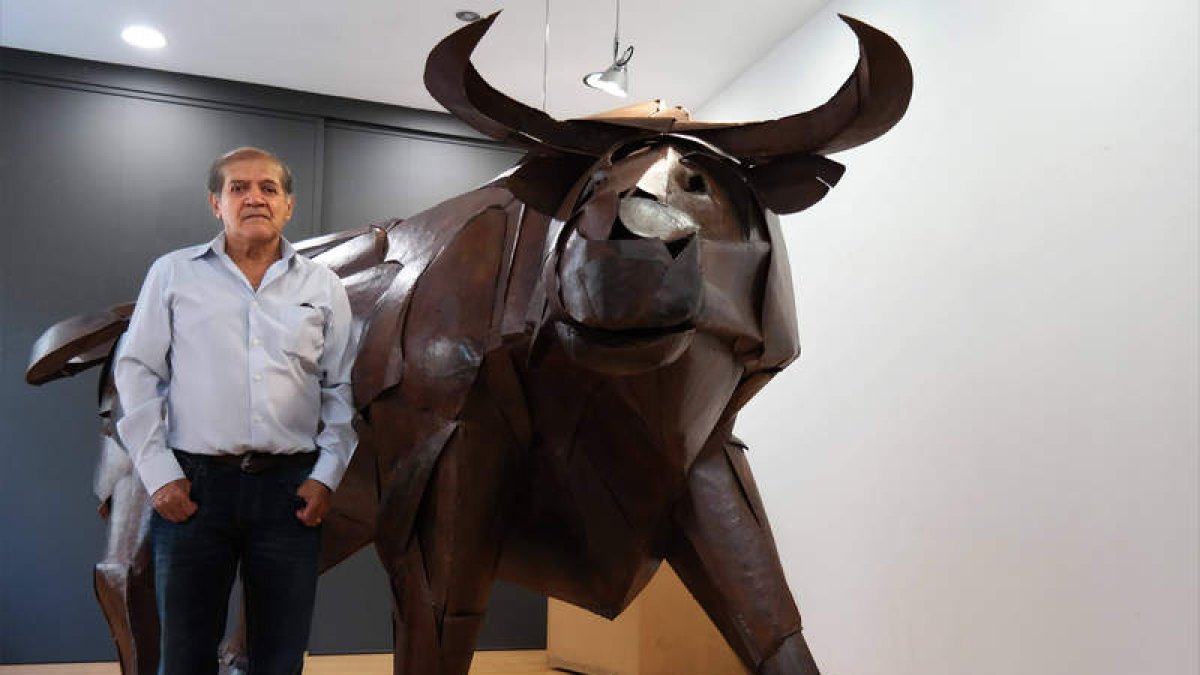 El artista colombiano Cosme Paredes con su toro ‘Descarado’.