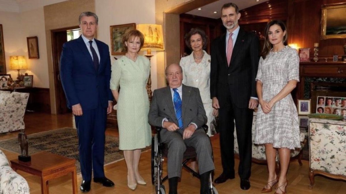 Los Reyes posan con Juan Carlos y Sofía y sus invitados: Margarita y Radu de Rumanía.