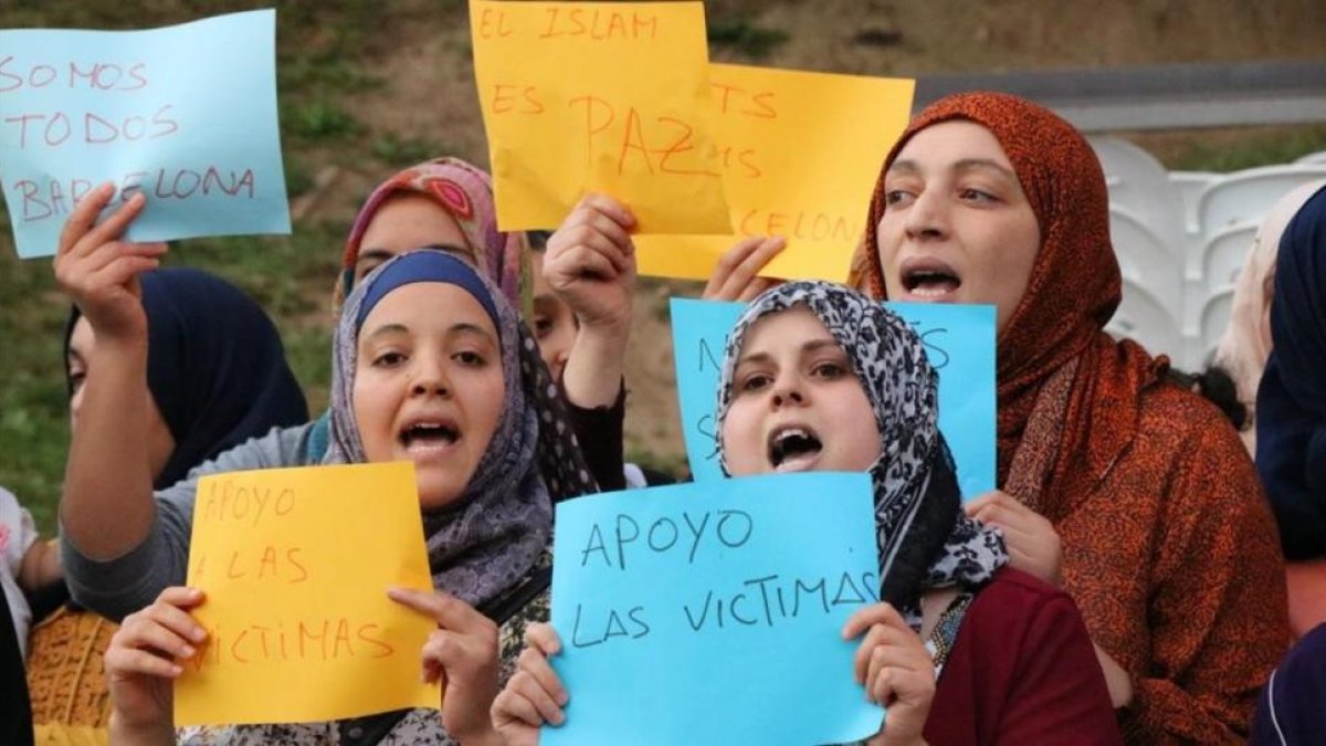 Mujeres musulmanas se manifestan en Ripoll en repulsa por el atentado, el día 20.