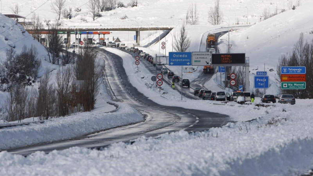 La nevada colapsó la autopista en diciembre del 2008.