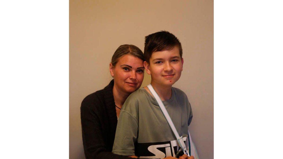 Elena Rhodyka con su hijo Iván Radchenko, recién llegados a León, forman parte de las
447 personas ucranianas acogidas en la provincia desde marzo.   FERNANDO OTERO