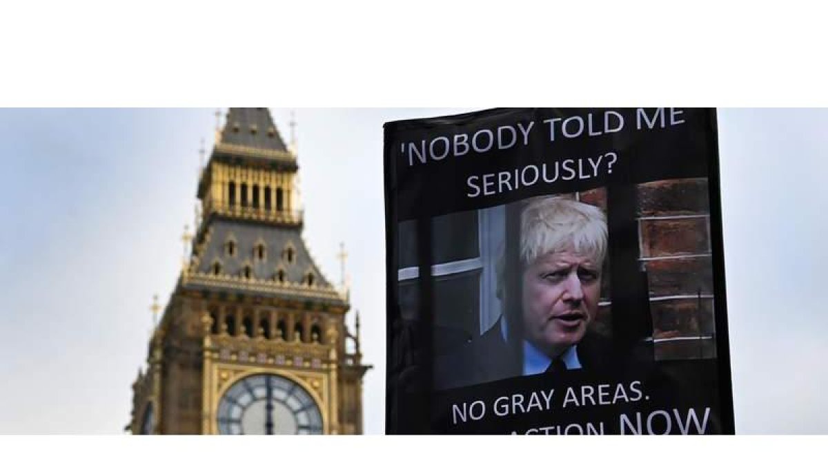 Pancarta con la cara de Johnson en una protesta, ayer. ANDY RAIN