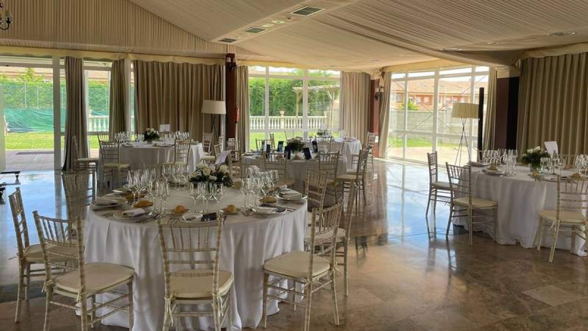 Un salón luminoso y amplio, con salida a los jardines, se convierte en la joya de la corona del Hotel Arva Santiago. DL