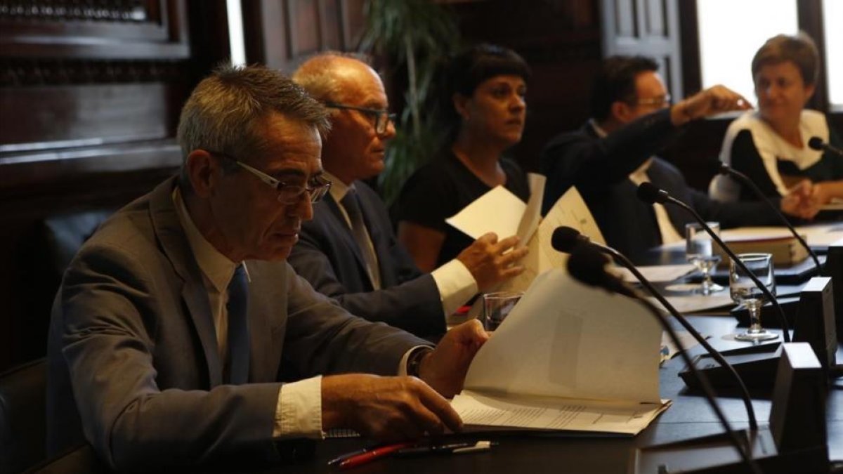 El secretario general del Parlament, Xavier Muro, y el letrado mayor, Antoni Bayona, en la reunión de la Mesa del Parlament