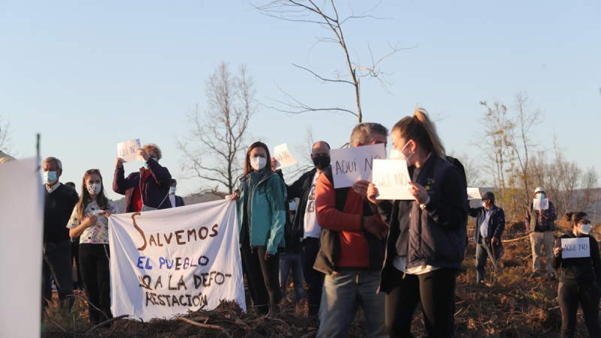 Protesta en Toral de Otero el pasado sábado contra el proyecto del macrohuerto solar. A. F. BARREDO