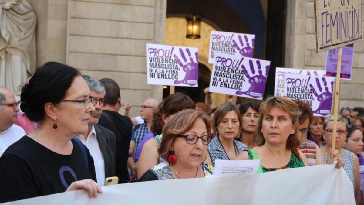 Concentración contra la violencia machista delante del Ayuntamiento de Barcelona.