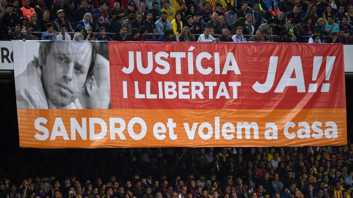 Pancarta en el Camp Nou reclamando la libertad de Sandro Rosell.
